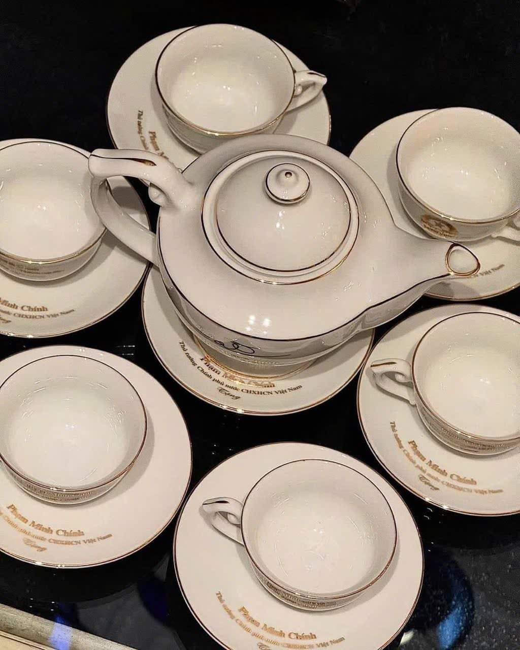  Bộ ấm chén Đèn Thần chỉ vàng in chữ Thủ tướng Phạm Minh Chính BKCECN-9956 