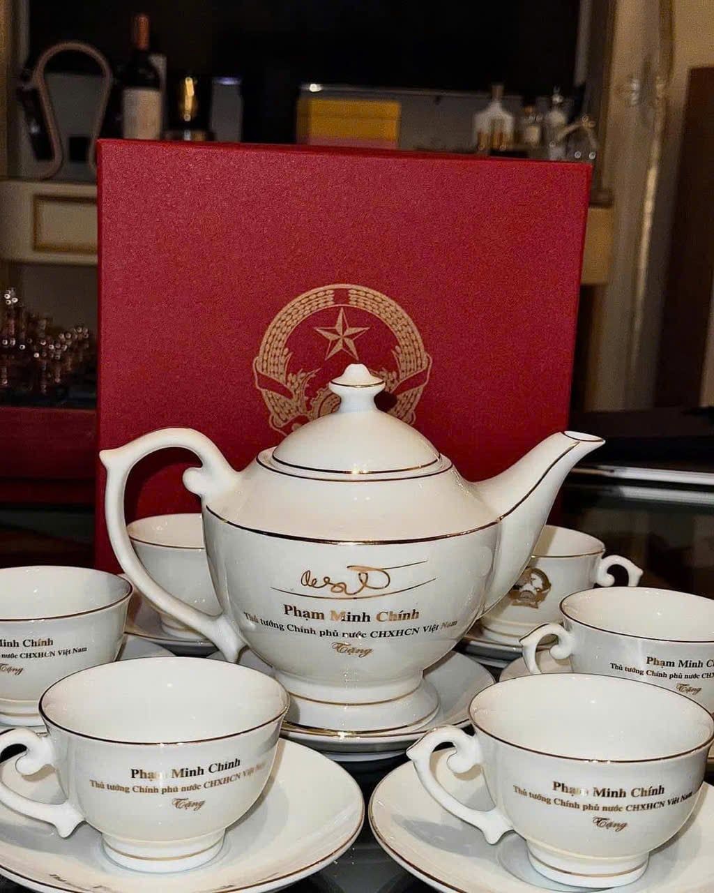  Bộ ấm chén Đèn Thần chỉ vàng in chữ Thủ tướng Phạm Minh Chính BKCECN-9956 