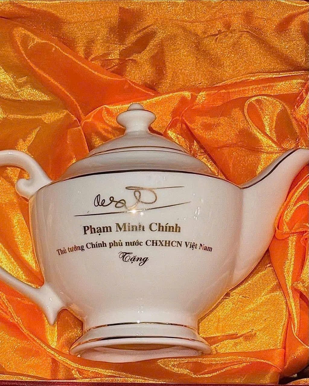  Bộ ấm chén Đèn Thần chỉ vàng in chữ Thủ tướng Phạm Minh Chính BKCECN-9956 
