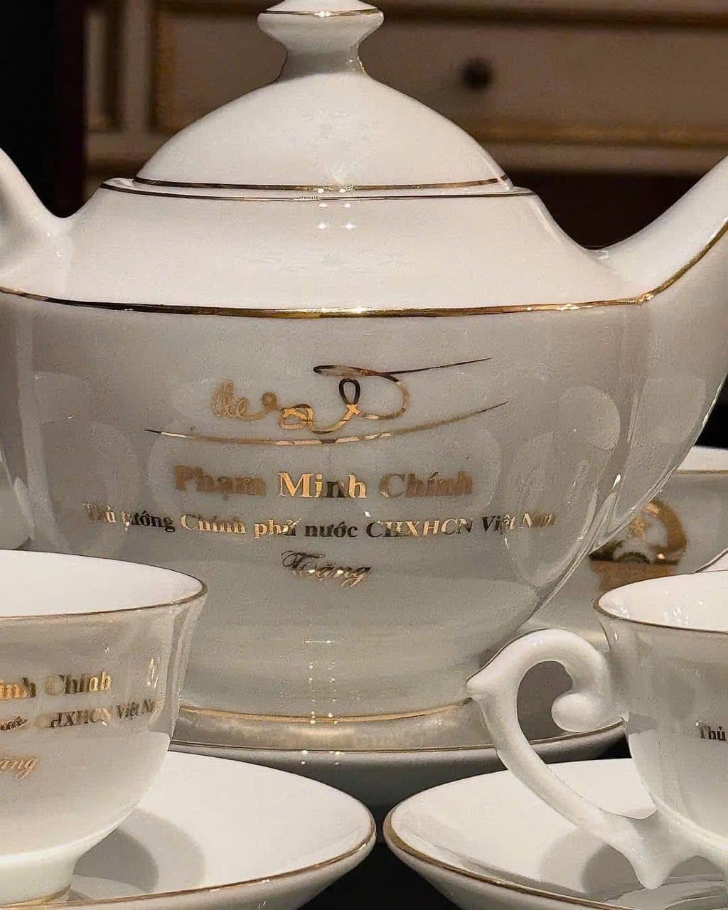  Bộ ấm chén Đèn Thần chỉ vàng in chữ Thủ tướng Phạm Minh Chính BKCECN-9956 