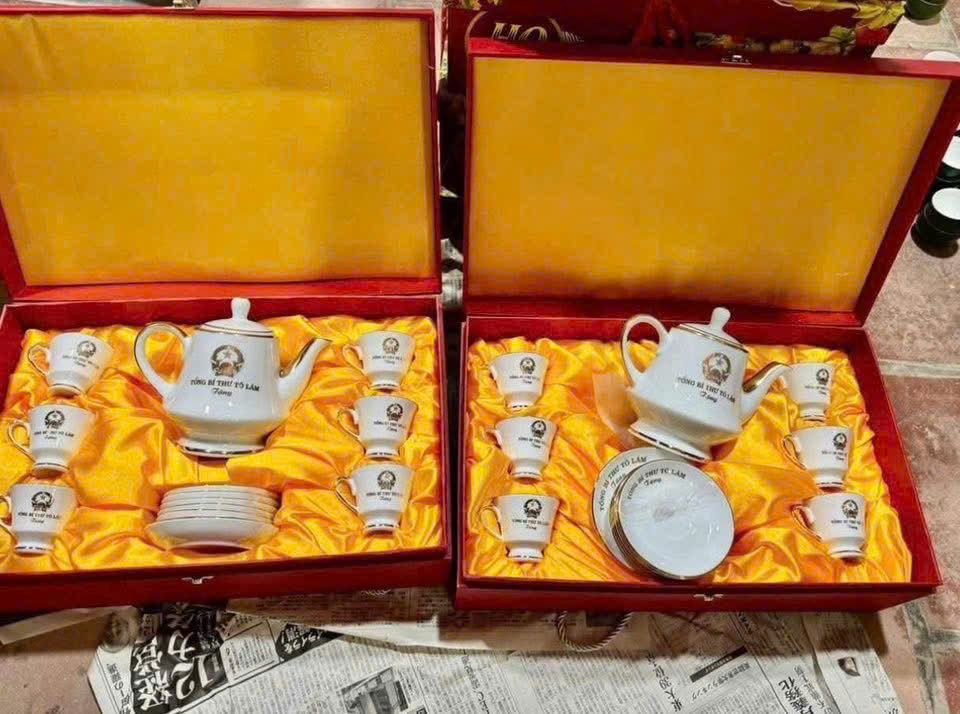  Bộ ấm chén Tổng Bí thư – Quốc huy viền vàng BKCECN-10019 