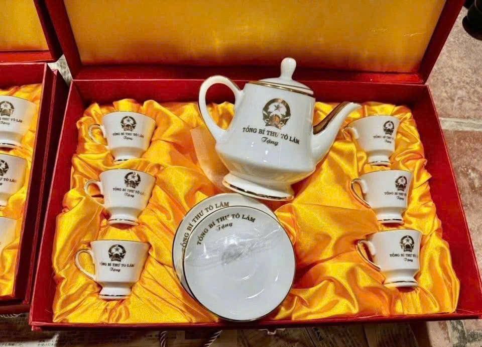  Bộ ấm chén Tổng Bí thư – Quốc huy viền vàng BKCECN-10019 