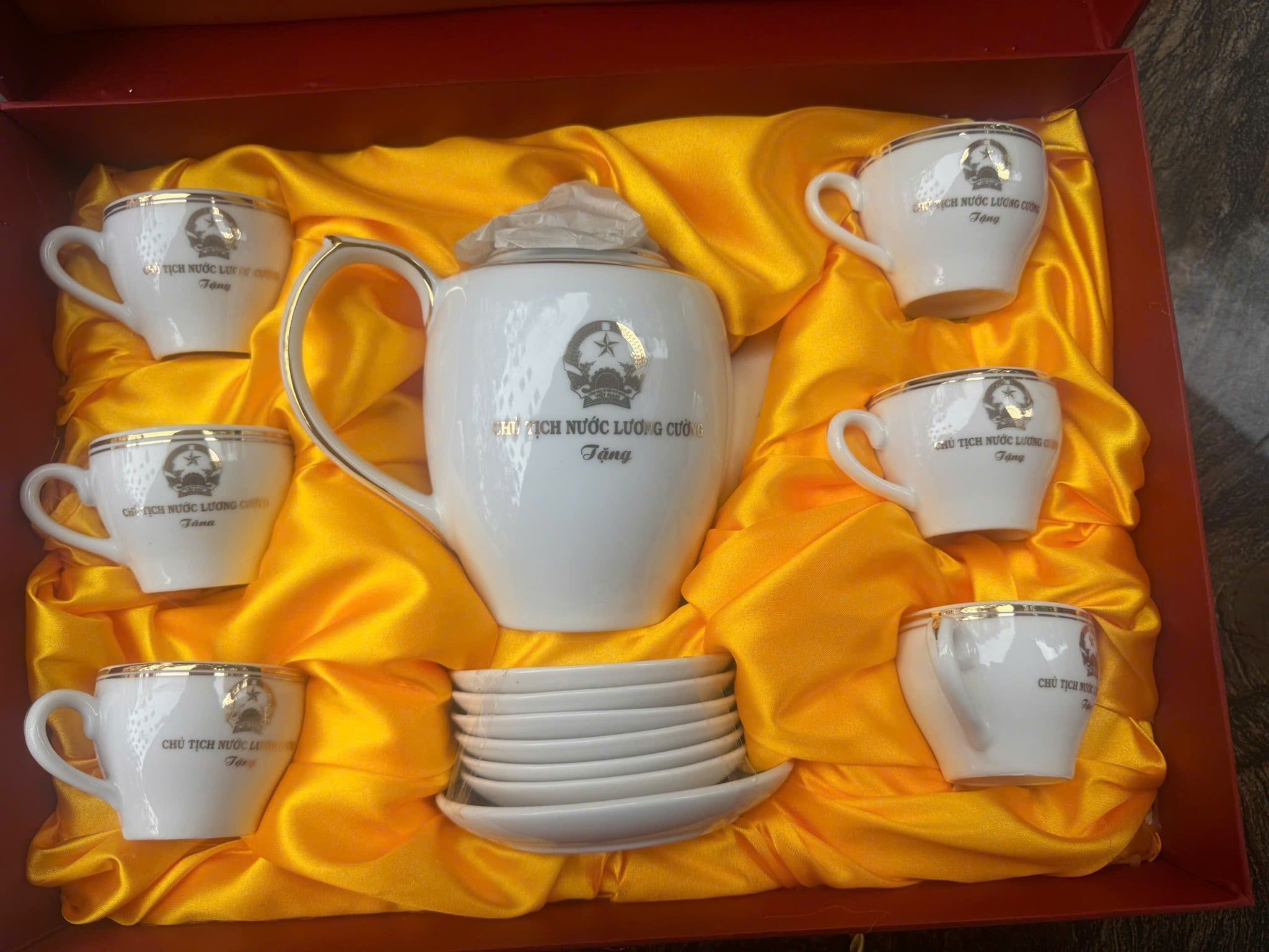  Bộ ấm chén logo Chủ tịch nước Lương Cường vẽ vàng BKCECN-10178 