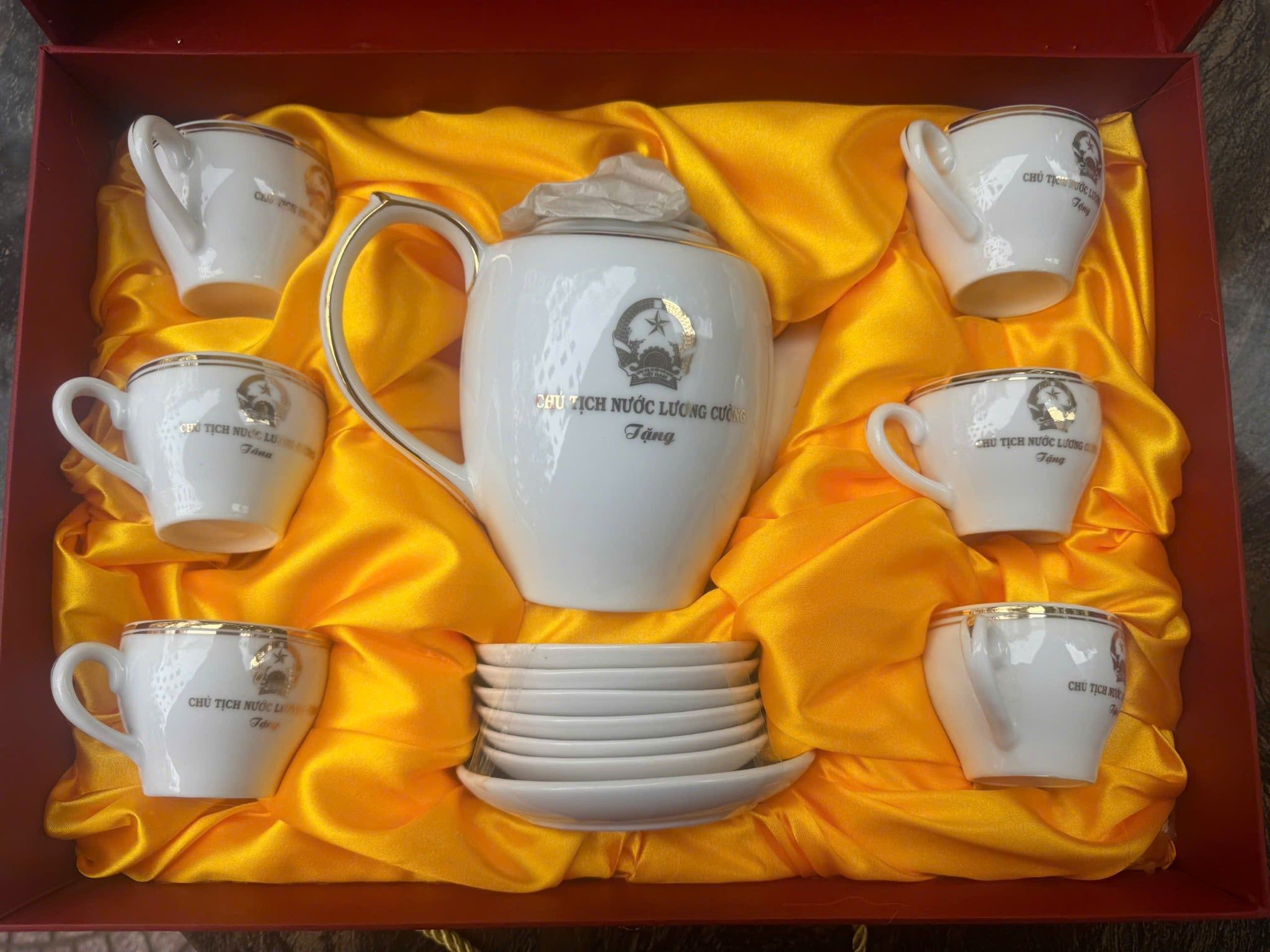  Bộ ấm chén logo Chủ tịch nước Lương Cường vẽ vàng BKCECN-10178 