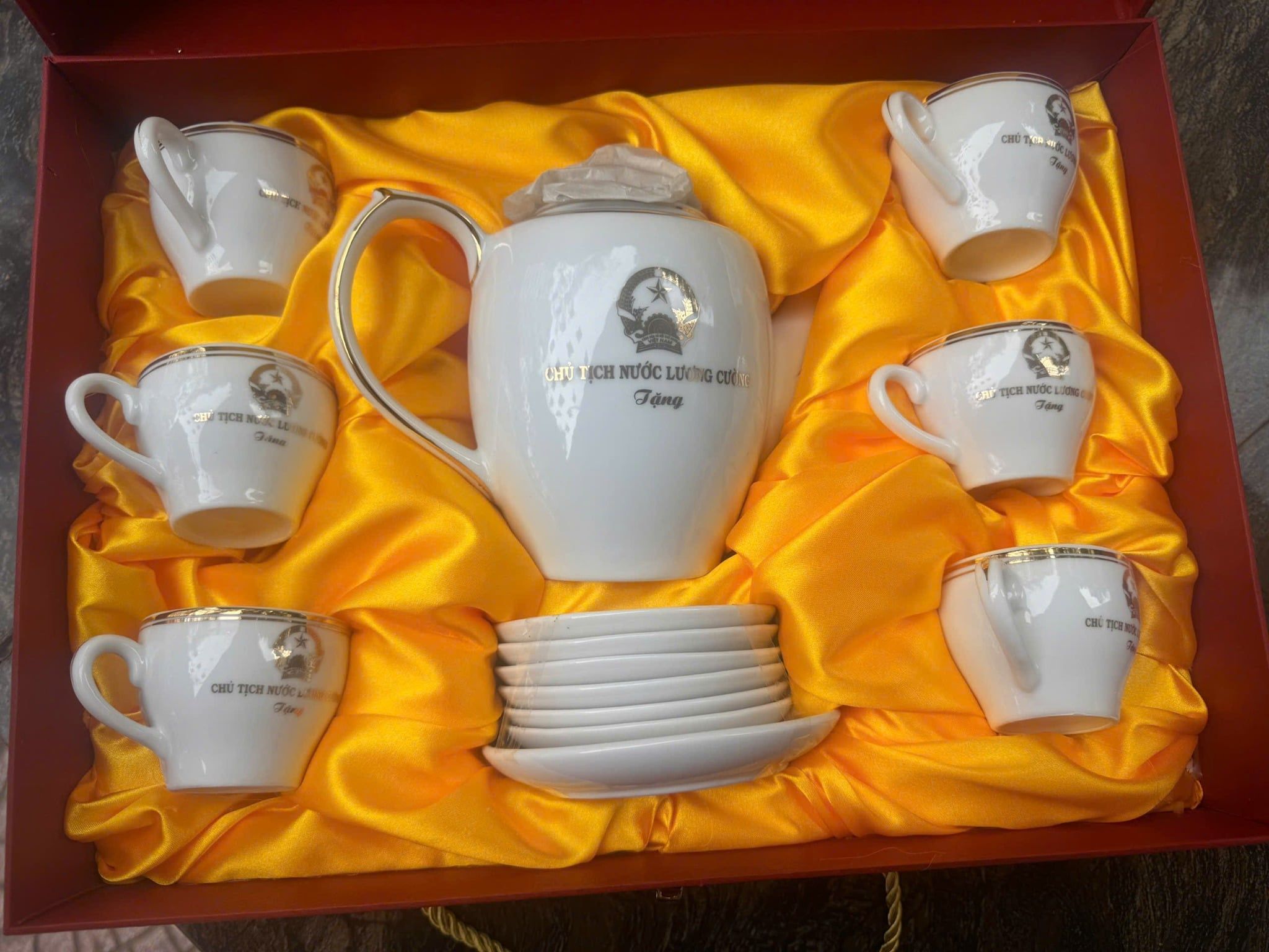  Bộ ấm chén logo Chủ tịch nước Lương Cường vẽ vàng BKCECN-10178 