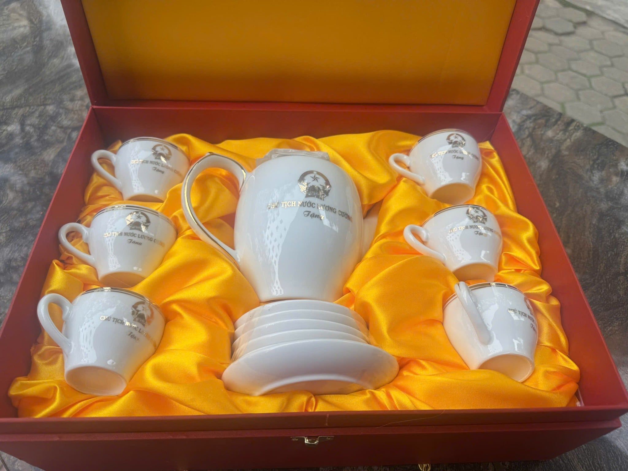  Bộ ấm chén logo Chủ tịch nước Lương Cường vẽ vàng BKCECN-10178 