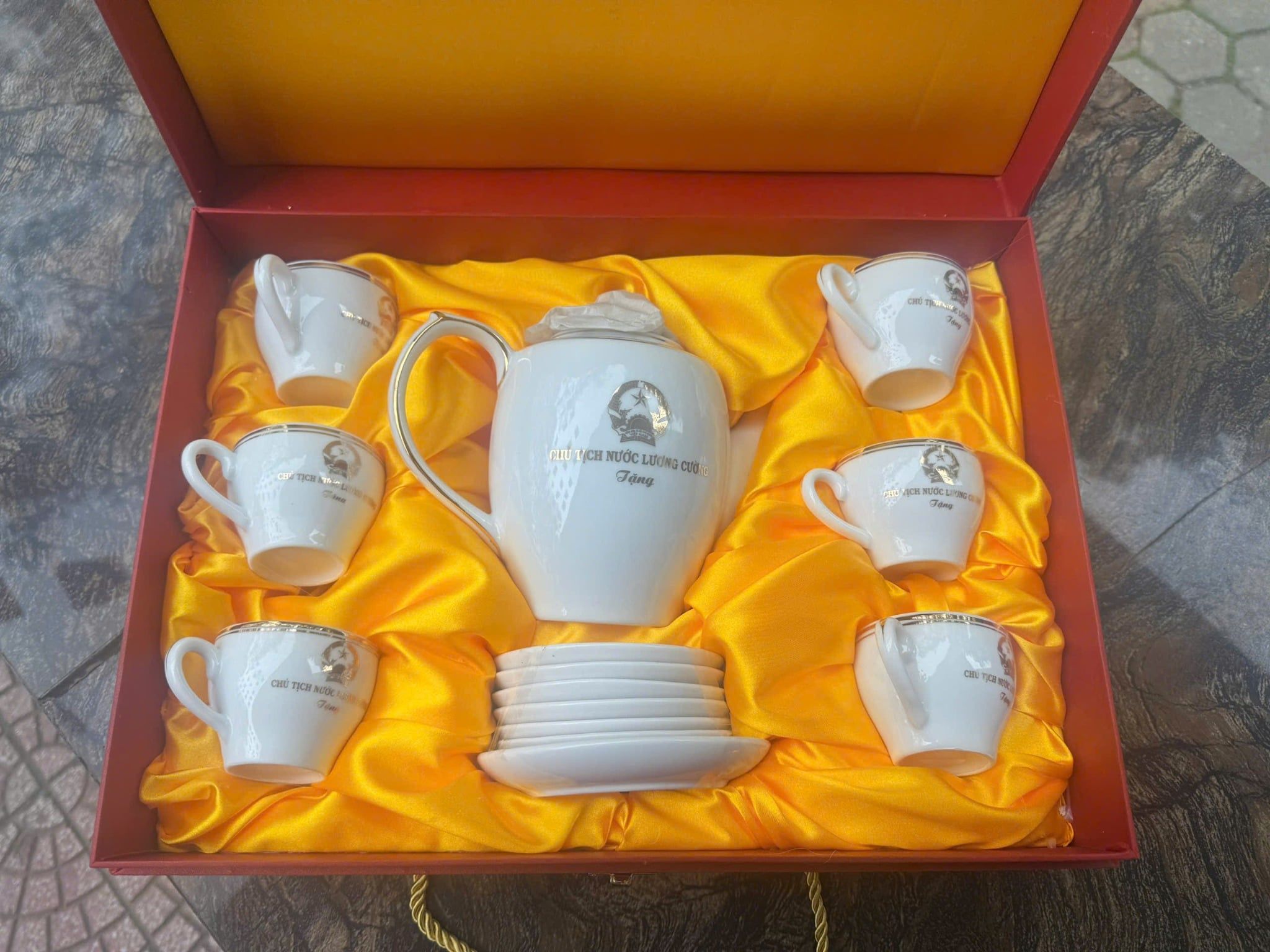  Bộ ấm chén logo Chủ tịch nước Lương Cường vẽ vàng BKCECN-10178 