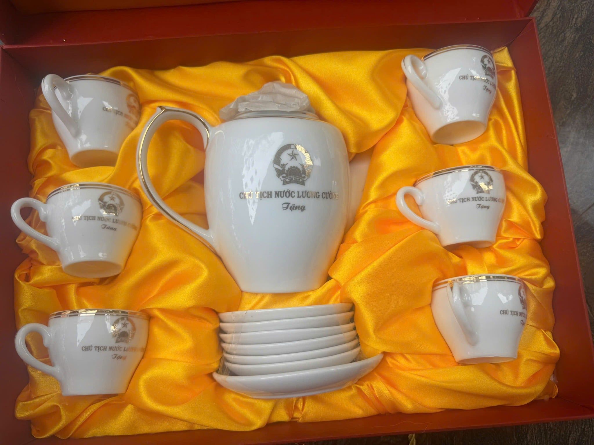  Bộ ấm chén logo Chủ tịch nước Lương Cường vẽ vàng BKCECN-10178 
