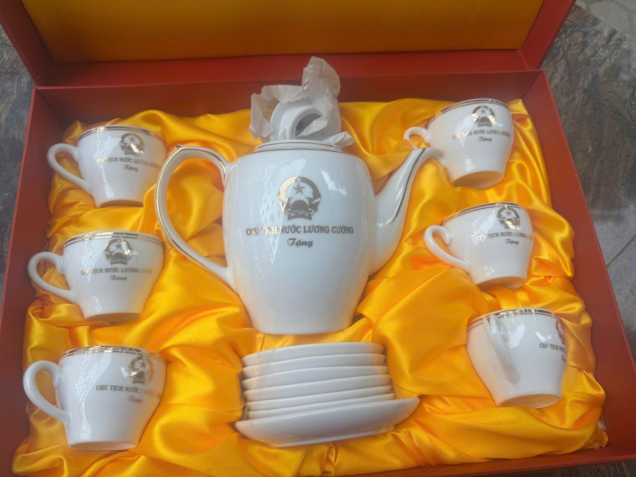  Bộ ấm chén logo Chủ tịch nước Lương Cường vẽ vàng BKCECN-10178 
