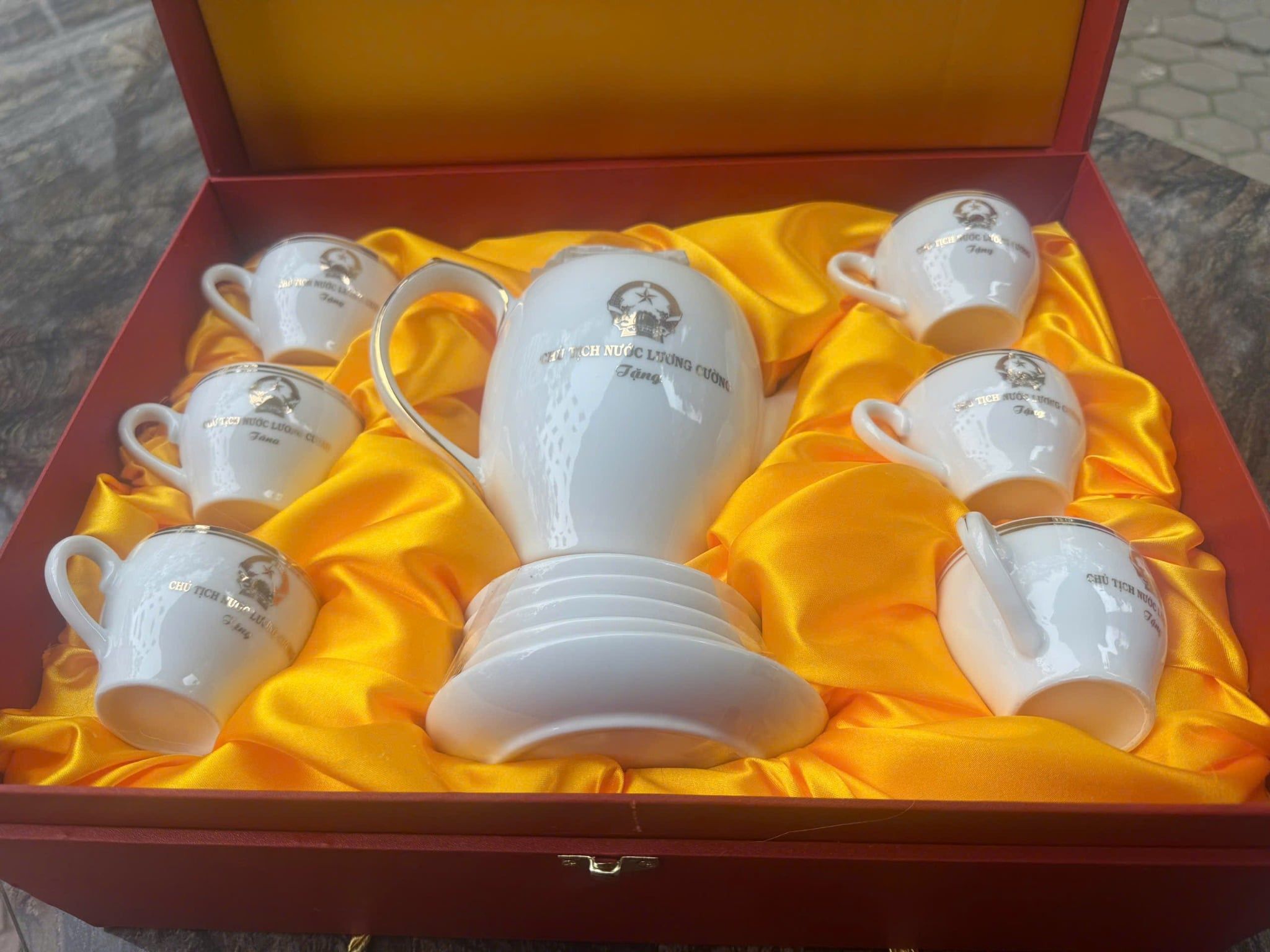  Bộ ấm chén logo Chủ tịch nước Lương Cường vẽ vàng BKCECN-10178 