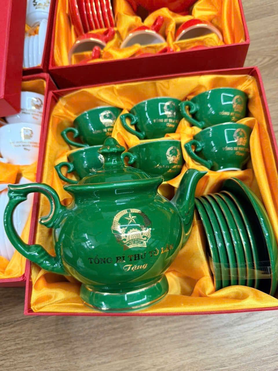  Bộ ấm chén Tổng Bí thư – Chủ tịch nước Tô Lâm Bát Tràng màu xanh vẽ vàng 24K BKCECN-10187 