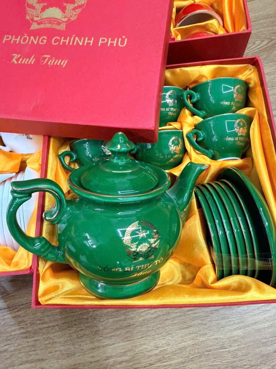  Bộ ấm chén Tổng Bí thư – Chủ tịch nước Tô Lâm Bát Tràng màu xanh vẽ vàng 24K BKCECN-10187 