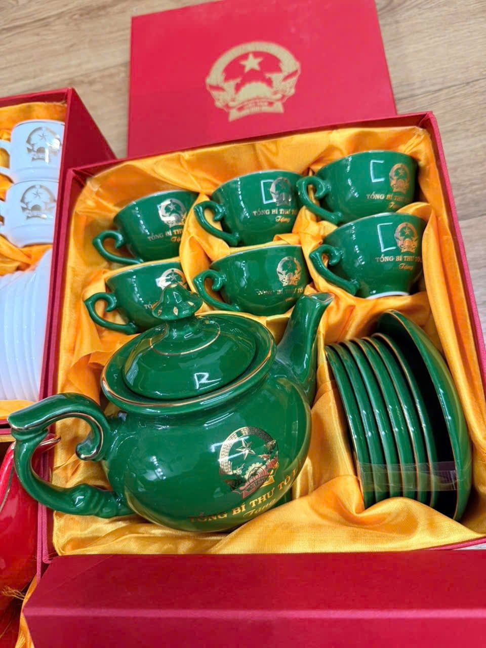  Bộ ấm chén Tổng Bí thư – Chủ tịch nước Tô Lâm Bát Tràng màu xanh vẽ vàng 24K BKCECN-10187 