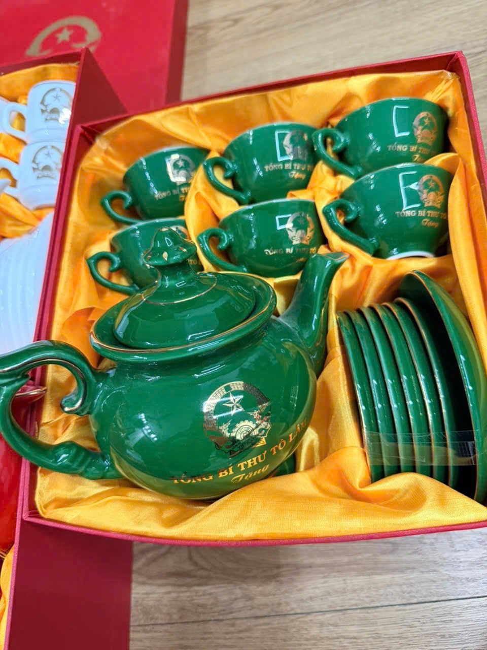  Bộ ấm chén Tổng Bí thư – Chủ tịch nước Tô Lâm Bát Tràng màu xanh vẽ vàng 24K BKCECN-10187 