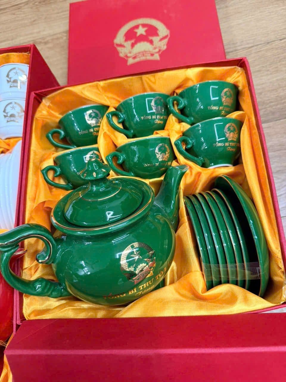  Bộ ấm chén Tổng Bí thư – Chủ tịch nước Tô Lâm Bát Tràng màu xanh vẽ vàng 24K BKCECN-10187 