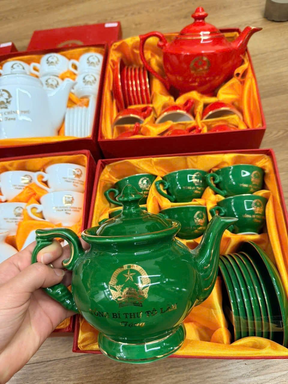  Bộ ấm chén Tổng Bí thư – Chủ tịch nước Tô Lâm Bát Tràng màu xanh vẽ vàng 24K BKCECN-10187 