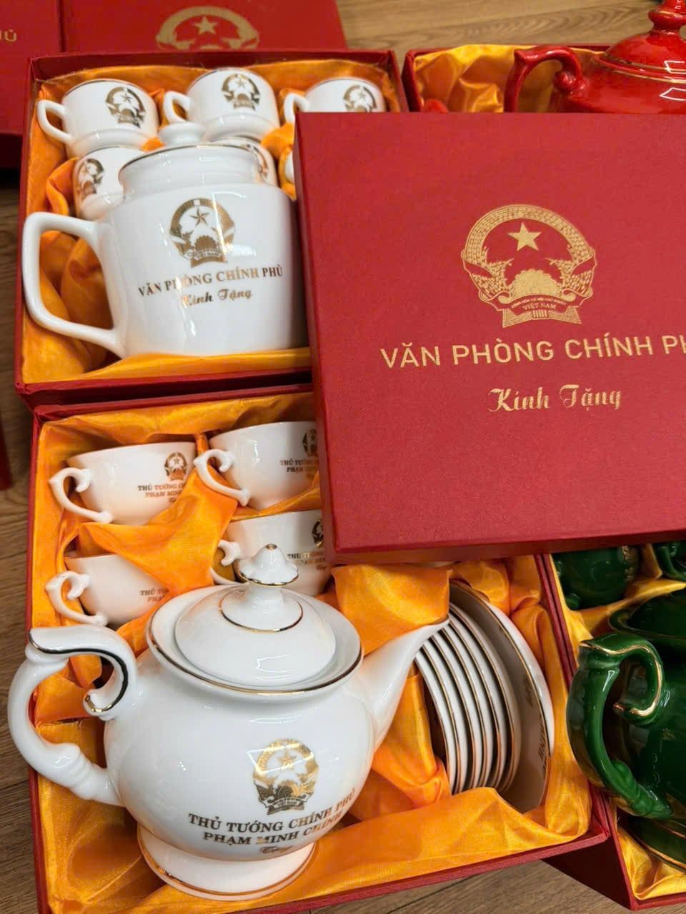  Bộ ấm trà in Văn phòng Chủ tịch nước vẽ vàng Bát Tràng BKCECN-10189 
