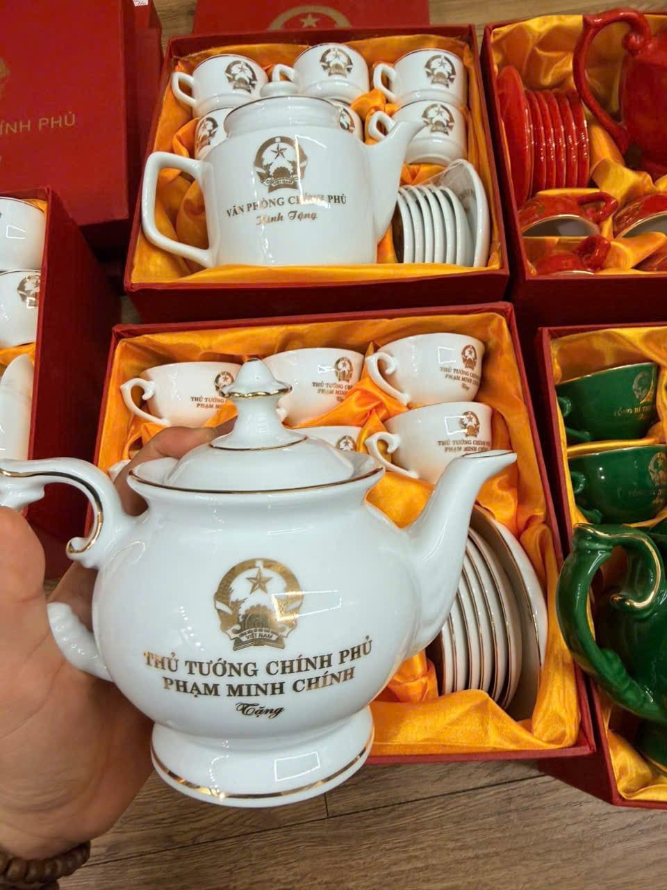  Bộ ấm trà in Văn phòng Chủ tịch nước vẽ vàng Bát Tràng BKCECN-10189 