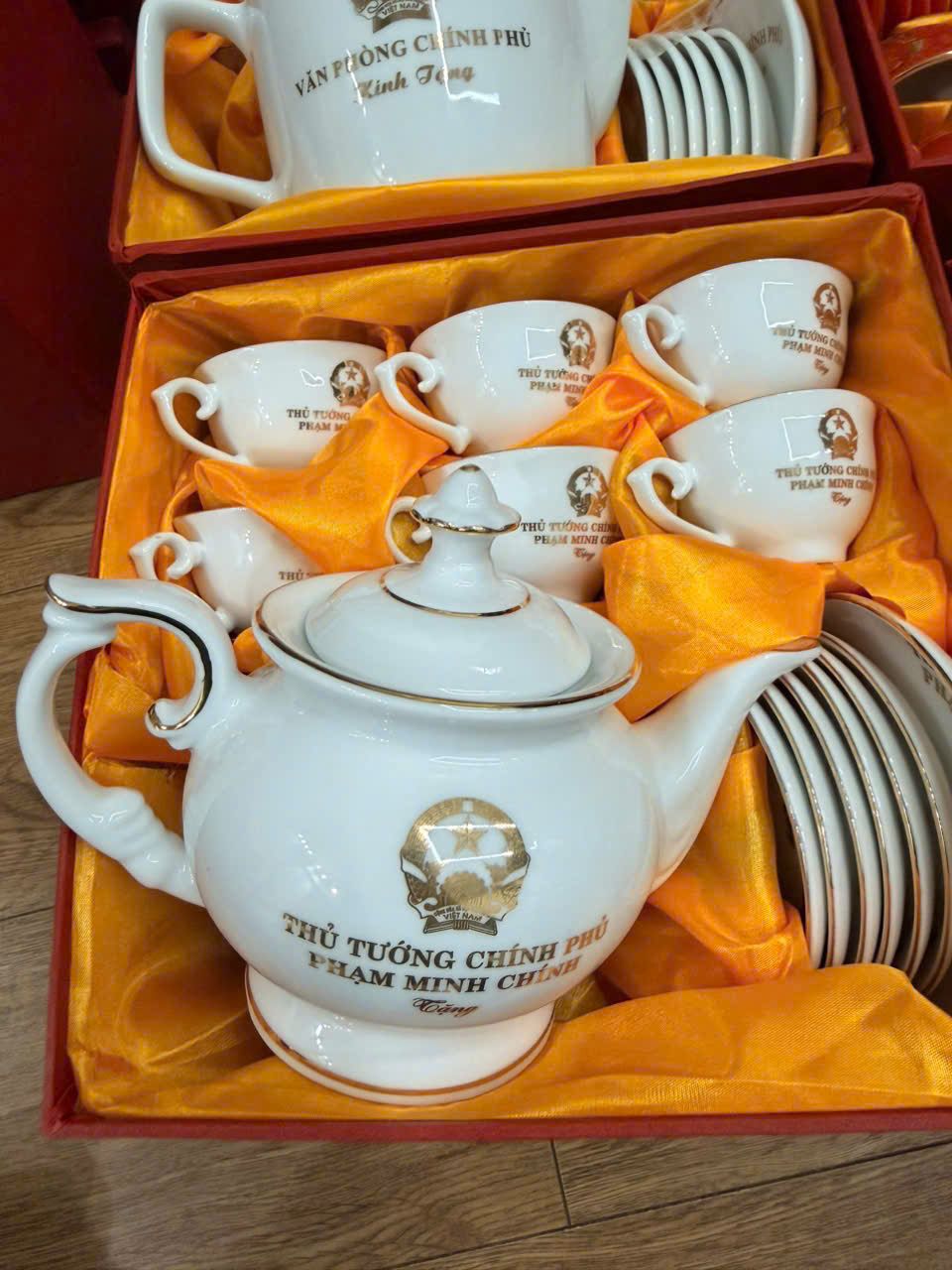 Bộ ấm chén Thủ tướng Chính phủ Bát Tràng màu trắng BKCECN-10188 