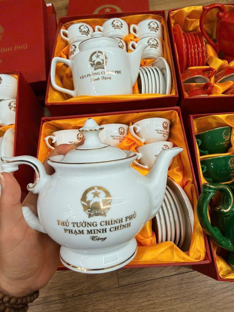  Bộ ấm trà in Văn phòng Chủ tịch nước vẽ vàng Bát Tràng BKCECN-10189 