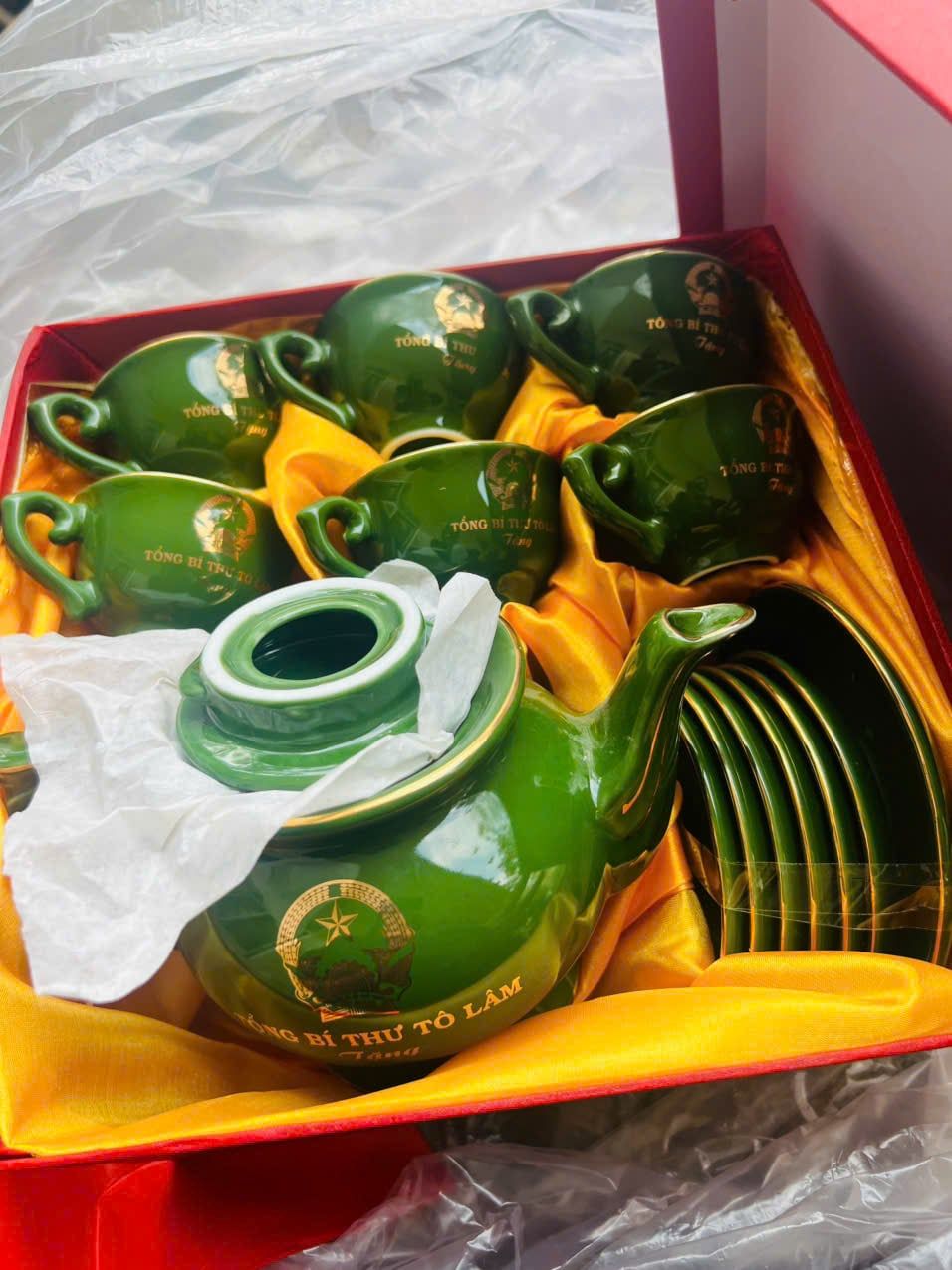  Ấm chén Tổng Bí Thư Tô Lâm màu xanh men ngọc vẽ vàng BKCECN-10220 