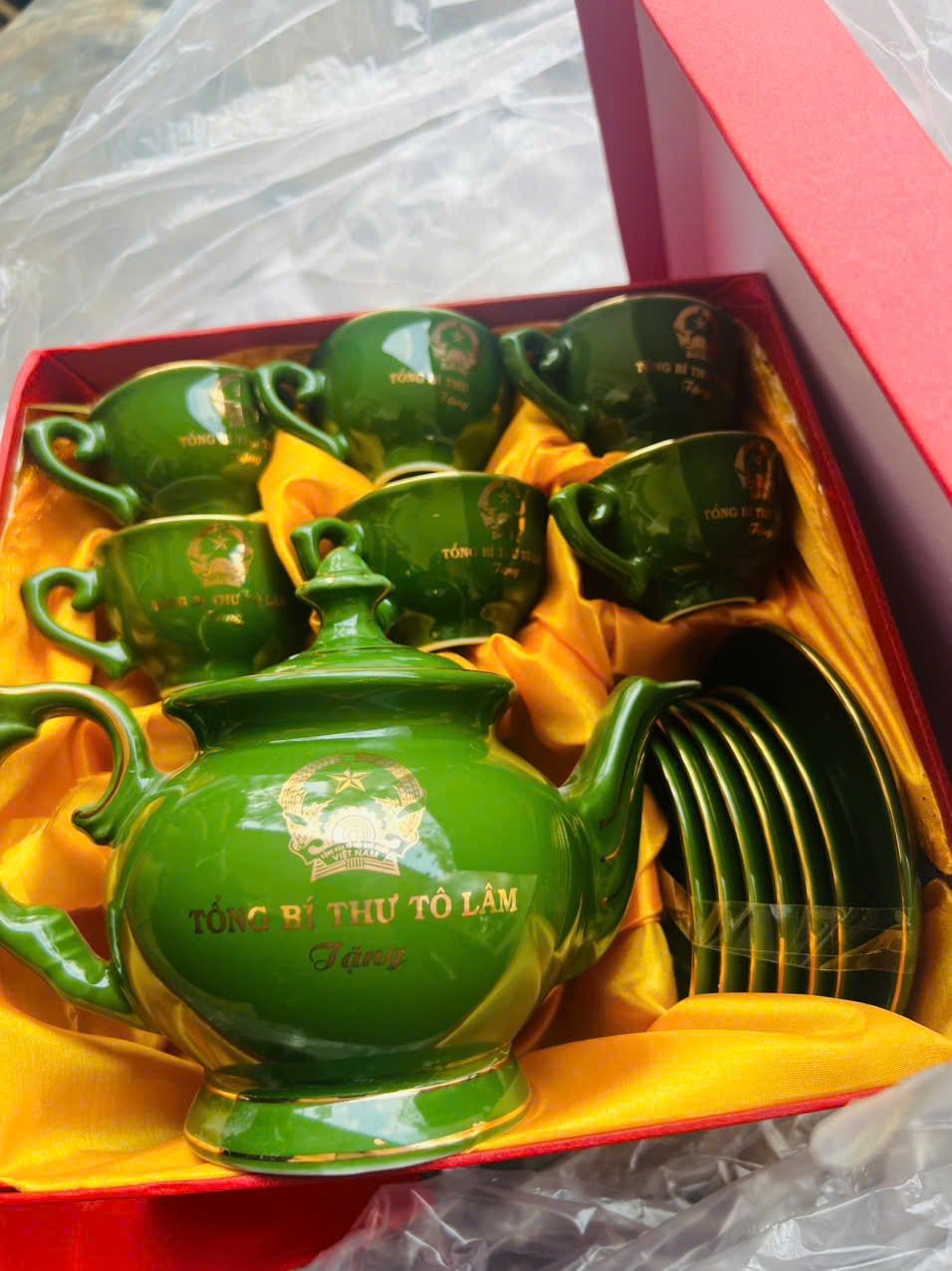  Ấm chén Tổng Bí Thư Tô Lâm màu xanh men ngọc vẽ vàng BKCECN-10220 