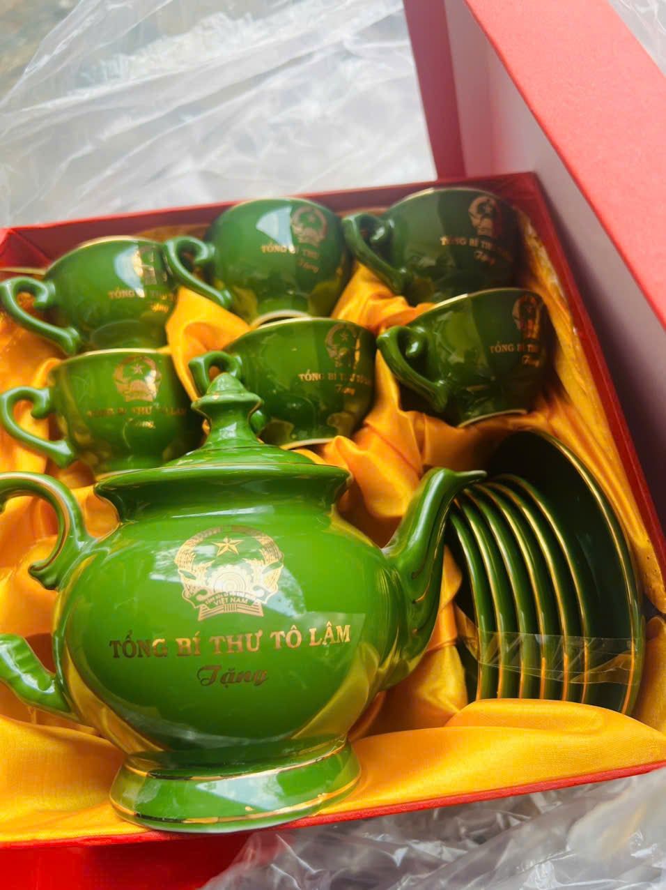  Ấm chén Tổng Bí Thư Tô Lâm màu xanh men ngọc vẽ vàng BKCECN-10220 