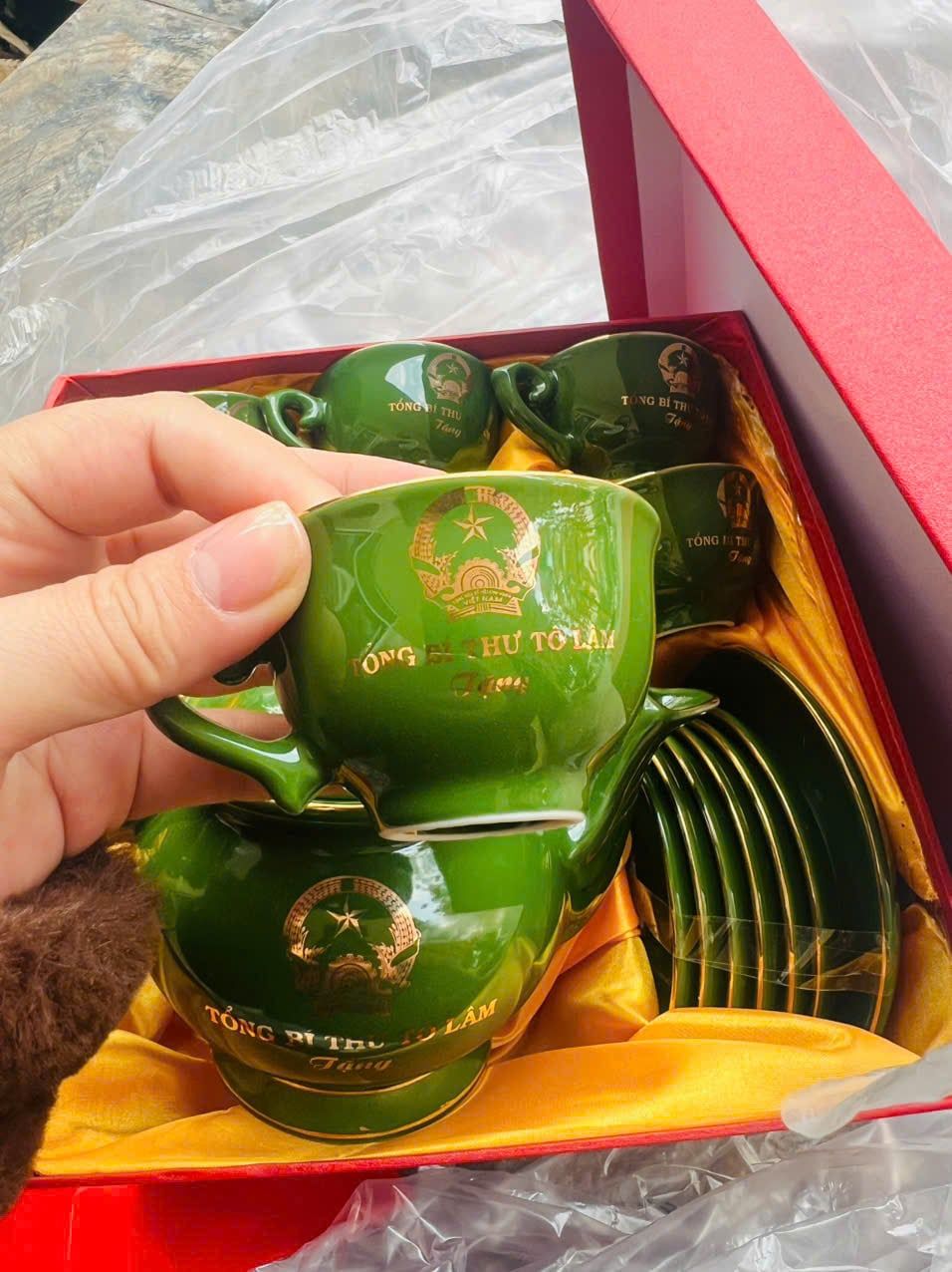  Ấm chén Tổng Bí Thư Tô Lâm màu xanh men ngọc vẽ vàng BKCECN-10220 