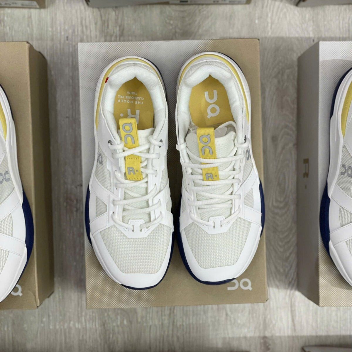  Giày On Roger Clubhouse Pro ‘White and Currant’ 3YE10014013 