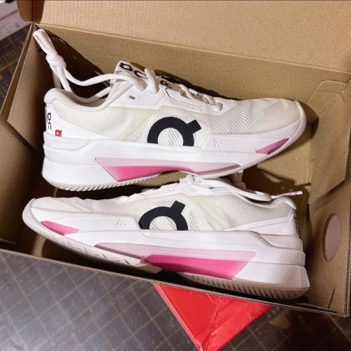  Giày On The Roger Pro Fire ‘White Pink’ 3WF30032626 