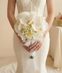 Bó Hoa Cầm Tay Cô Dâu Nụ Hôn Đầu Tiên