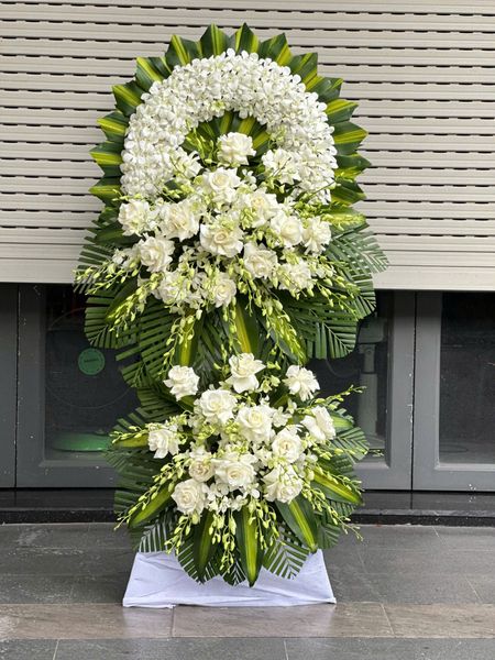 Hoa Chia Buồn Thành Kính – Vòng Hoa Trắng Tinh Khôi
