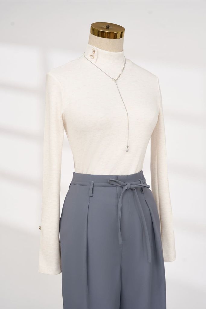  Áo nỉ giữ nhiệt nữ dáng cổ lọ tay xẻ đính cúc trang trí 