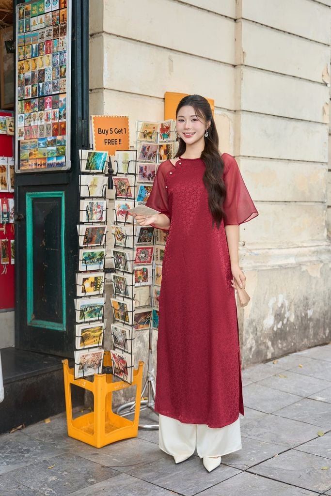  Áo dài Younger Giai Ý chất liệu gấm dệt họa tiết hoa nhí dáng cổ tròn tay lỡ 