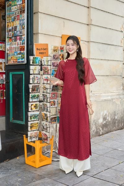  Áo dài Younger Giai Ý chất liệu gấm dệt họa tiết hoa nhí dáng cổ tròn tay lỡ 