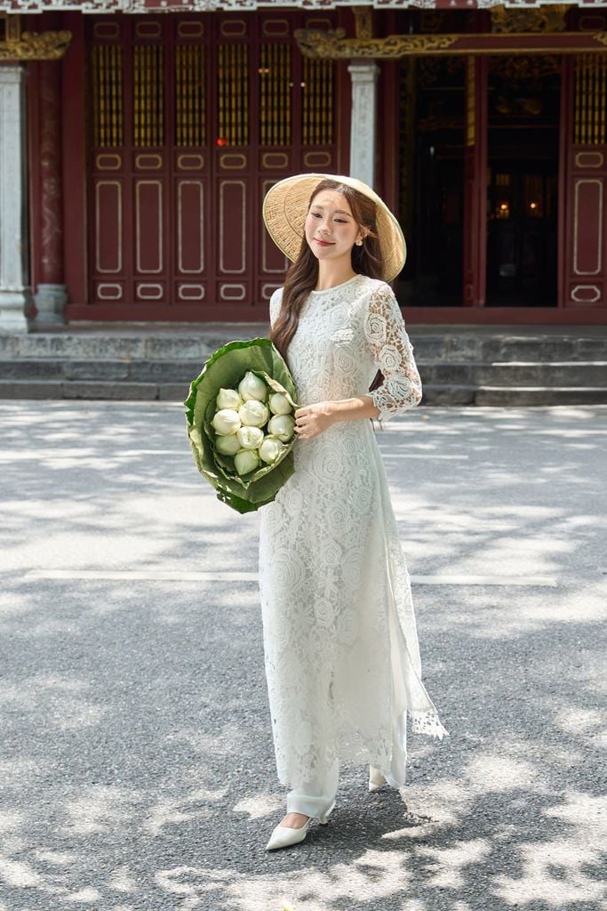  Áo dài ren Younger Thanh Nhã chất liệu ren hoa nổi bật dáng suông cổ tròn 