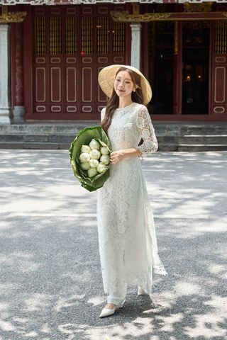Áo dài ren Younger Thanh Nhã chất liệu ren hoa nổi bật dáng suông cổ tròn