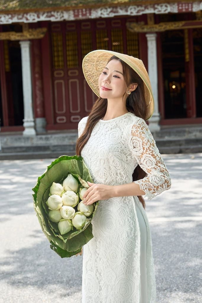  Áo dài ren Younger Thanh Nhã chất liệu ren hoa nổi bật dáng suông cổ tròn 