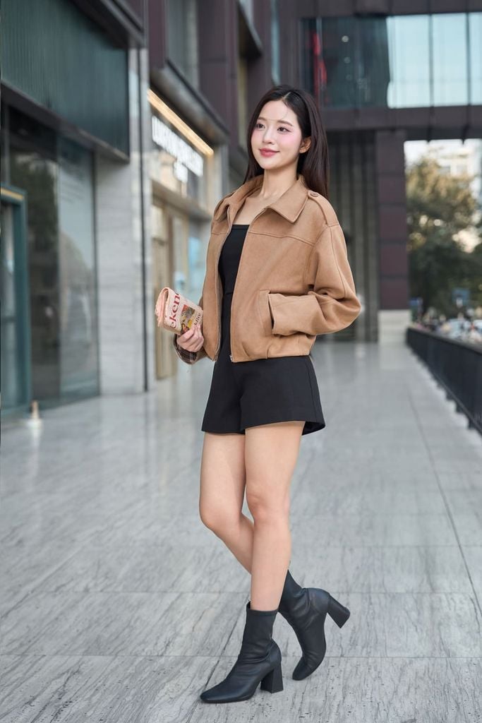  Áo khoác dáng ngắn gấu bom phối tay lật 