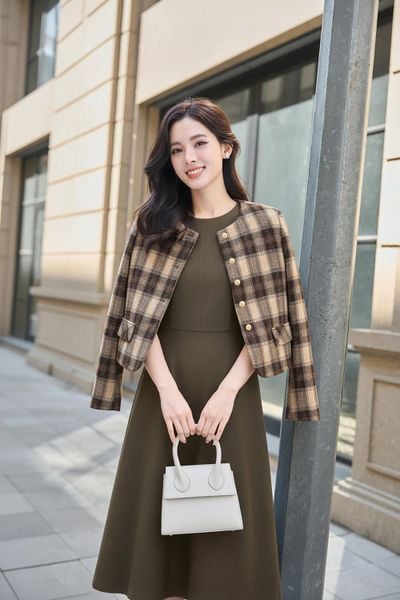  Áo khoác dạ vải kẻ dáng ngắn cổ tròn có nắp túi 