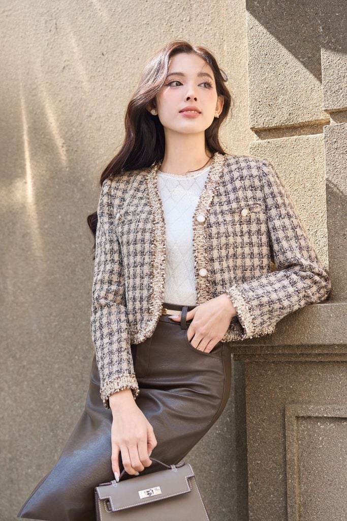  Áo khoác dáng ngắn cổ tim phối viền 