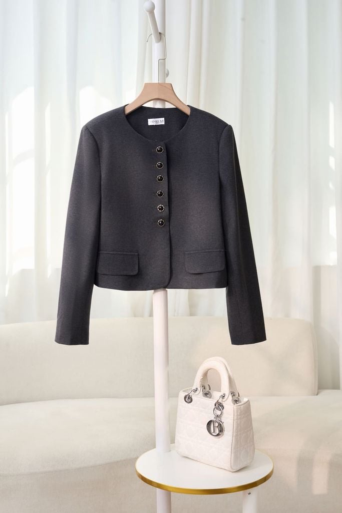  Áo khoác dạ ép nữ lót habutai dáng ngắn cổ tròn Delicate 