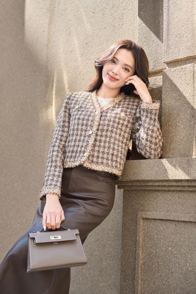  Áo khoác dáng ngắn cổ tim phối viền 