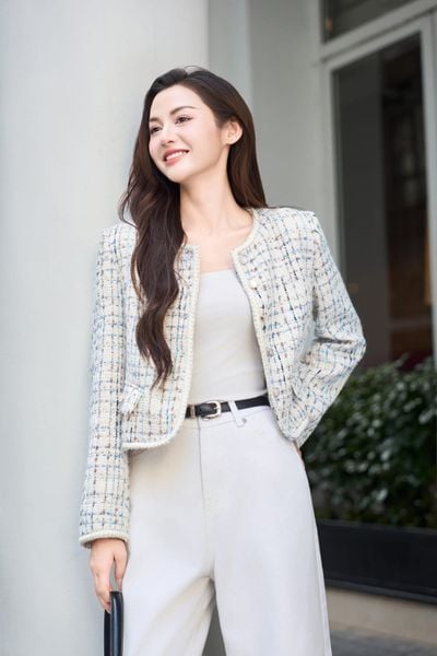  Áo khoác dáng ngắn phối viền cổ tròn 