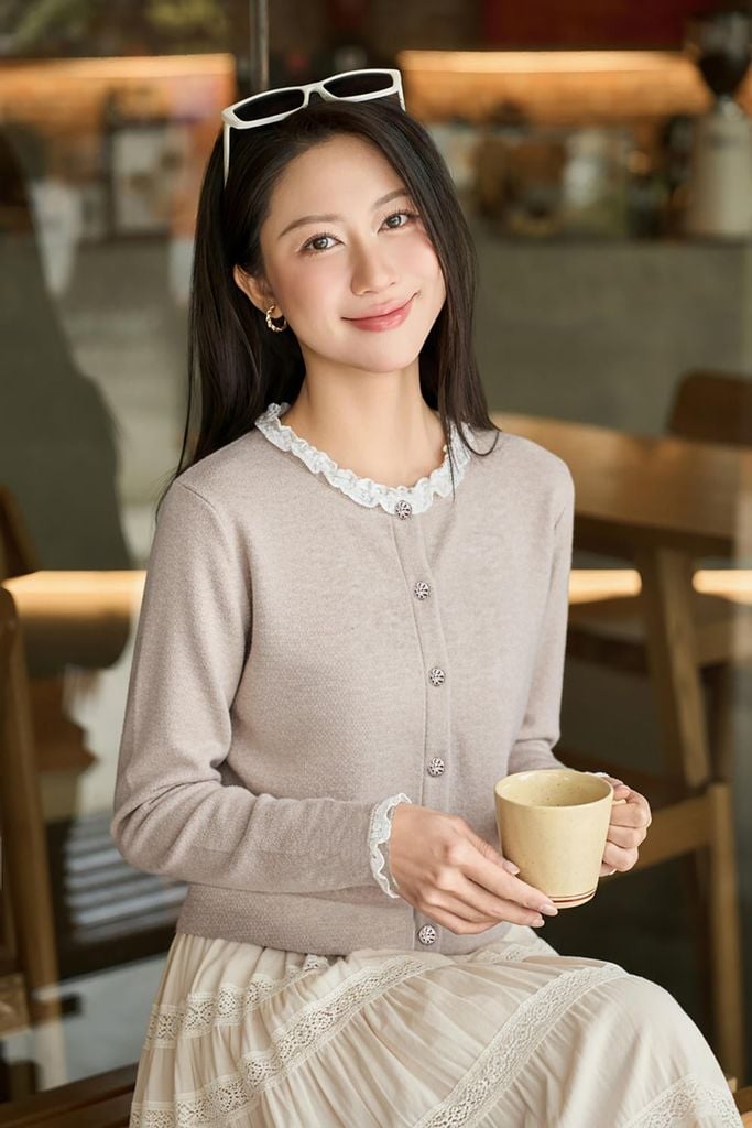  Áo cardigan dài tay cổ tròn phối gấu 