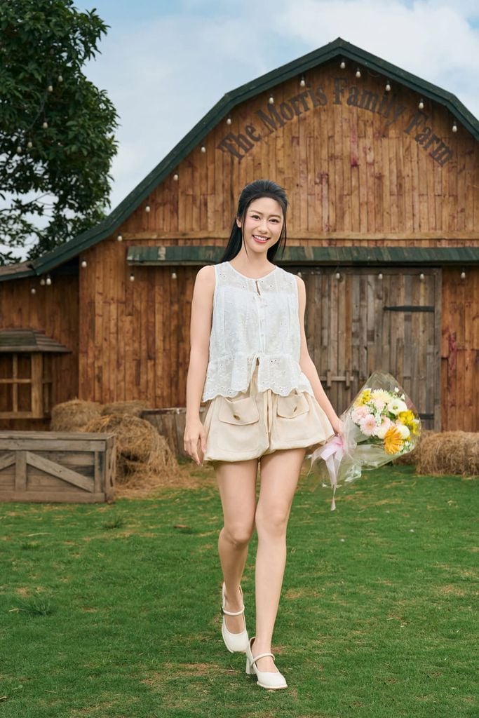  Áo thô thêu sát nách cổ tròn nhún eo thắt nơ 