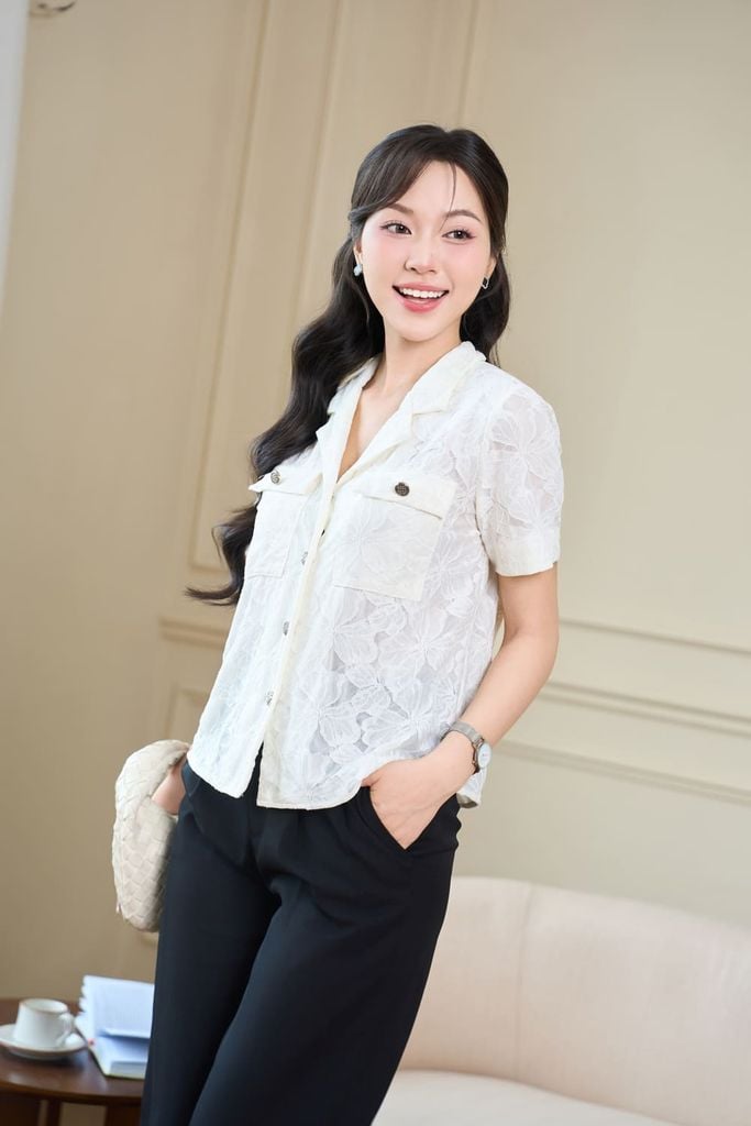  Áo Sơ Mi Nữ Younger by Cardina Dáng Cổ Vest Vải Ren Mềm Mại 