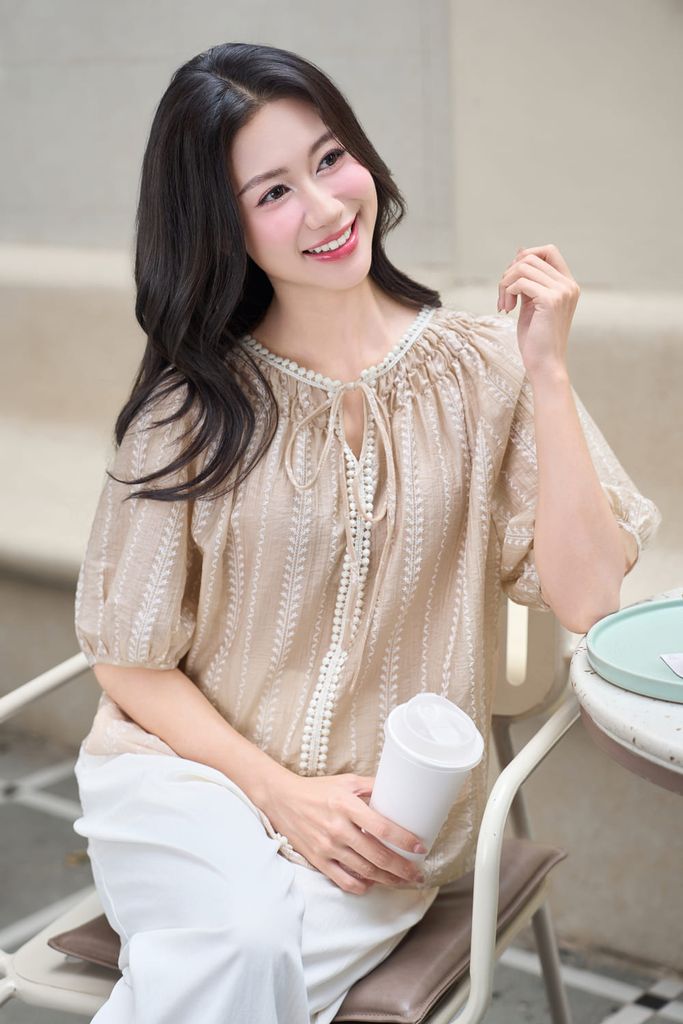  Áo kiểu họa tiết tay lỡ phối ren chất tơ mềm mại cổ phối 