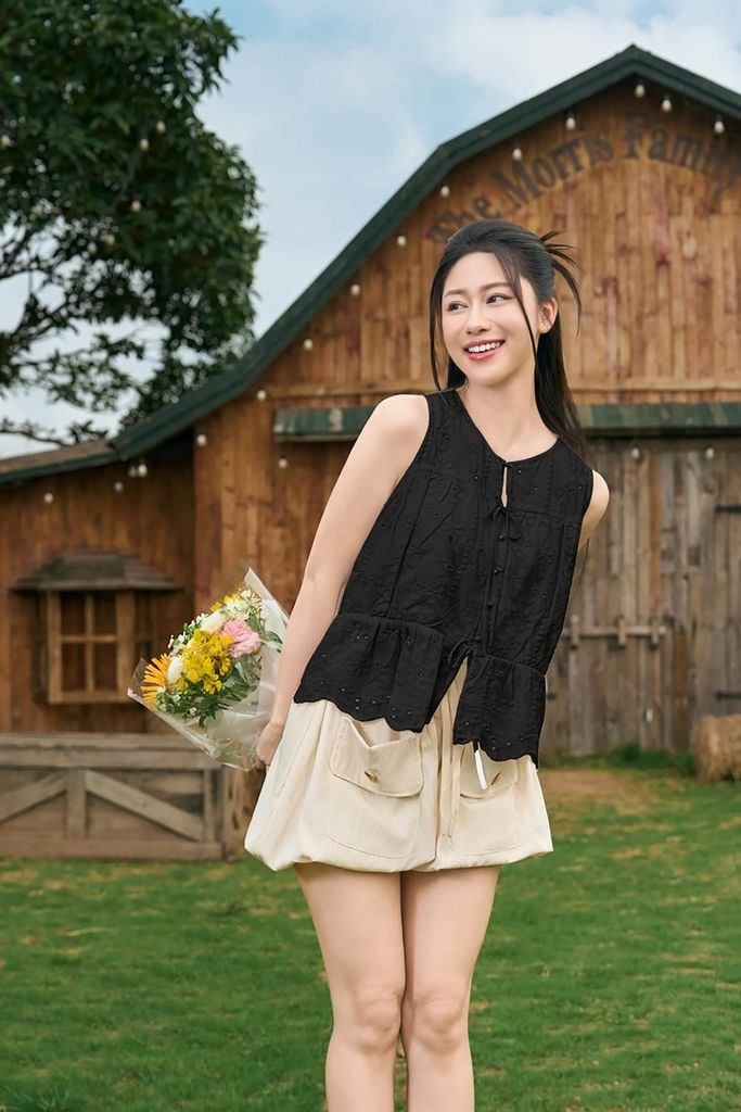  Áo thô thêu sát nách cổ tròn nhún eo thắt nơ 