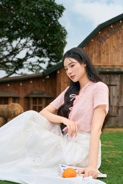  Áo kiểu nữ vải thô thêu tay cộc cổ tim phối bèo 